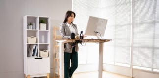 Biurka podnoszone elektrycznie: przewodnik po napędach, udźwigu i kulturze pracy