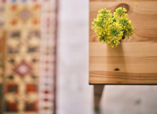 Dlaczego warto zwrócić uwagę na drewniane stoły nierozkładane?