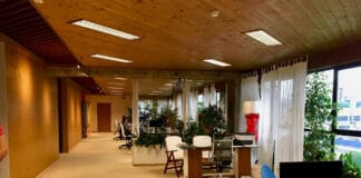 Domowe biuro, które zwiększa komfort pracy – jak stworzyć ergonomiczną i estetyczną przestrzeń?