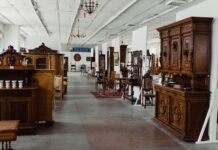 Czy warto zamawiać meble z zagranicznych galerii designu Pytania o koszty i ryzyko Elegancki showroom z zabytkowymi drewnianymi meblami na ekspozycji