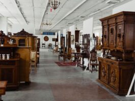 Czy warto zamawiać meble z zagranicznych galerii designu Pytania o koszty i ryzyko Elegancki showroom z zabytkowymi drewnianymi meblami na ekspozycji