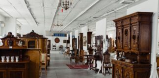 Elegancki showroom z zabytkowymi drewnianymi meblami na ekspozycji