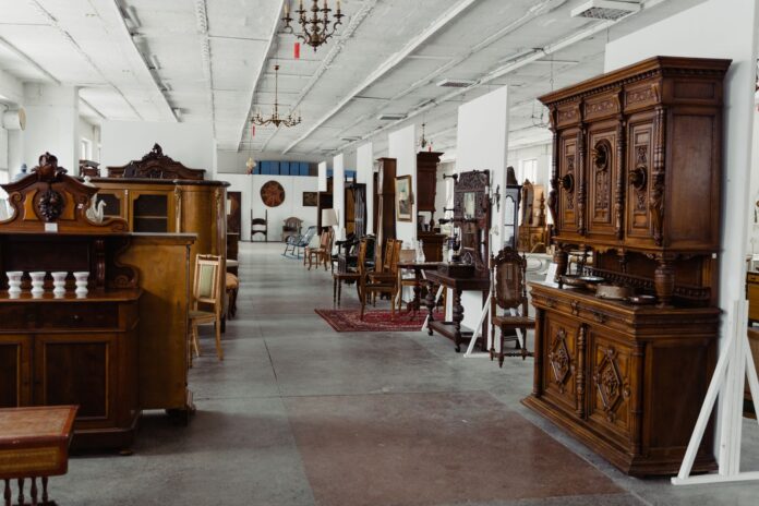 Elegancki showroom z zabytkowymi drewnianymi meblami na ekspozycji