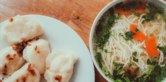 Pierogi z podsmażaną cebulką podane z rosołem z makaronem na obiad