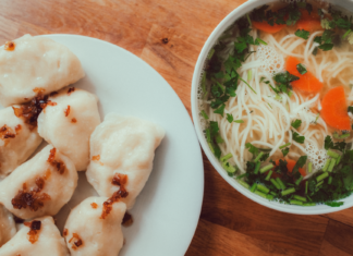 Pierogi z podsmażaną cebulką podane z rosołem z makaronem na obiad