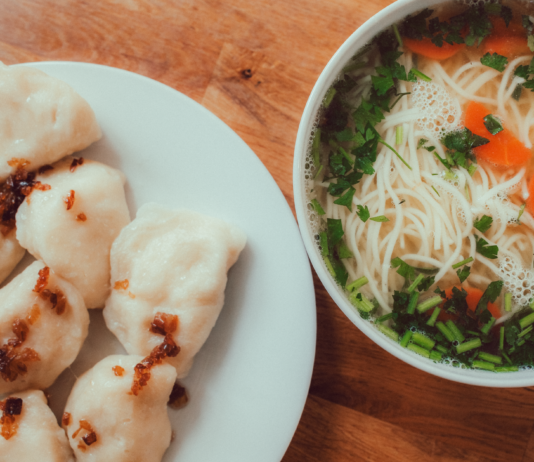 Pierogi z podsmażaną cebulką podane z rosołem z makaronem na obiad