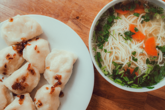 Pierogi z podsmażaną cebulką podane z rosołem z makaronem na obiad Pierogi z podsmażaną cebulką podane z rosołem z makaronem na obiad