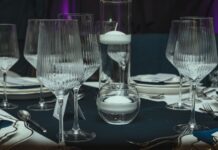 Eleganckie nakrycie stołu z kieliszkami i pływającymi świecami