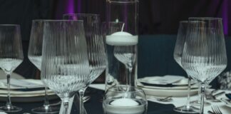 Eleganckie nakrycie stołu z kieliszkami i pływającymi świecami