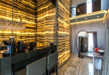 Luksusowe barki z elektroniczną kontrolą temperatury i oświetleniem ekspozycyjnym Nowoczesne luksusowe wnętrze salonu z eleganckim oświetleniem