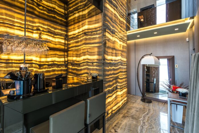 Nowoczesne luksusowe wnętrze salonu z eleganckim oświetleniem Nowoczesne luksusowe wnętrze salonu z eleganckim oświetleniem