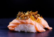 Ogień, stal i precyzja: Jak widowiskowa sztuka japońskiego grillowania podbija światową gastronomię?
