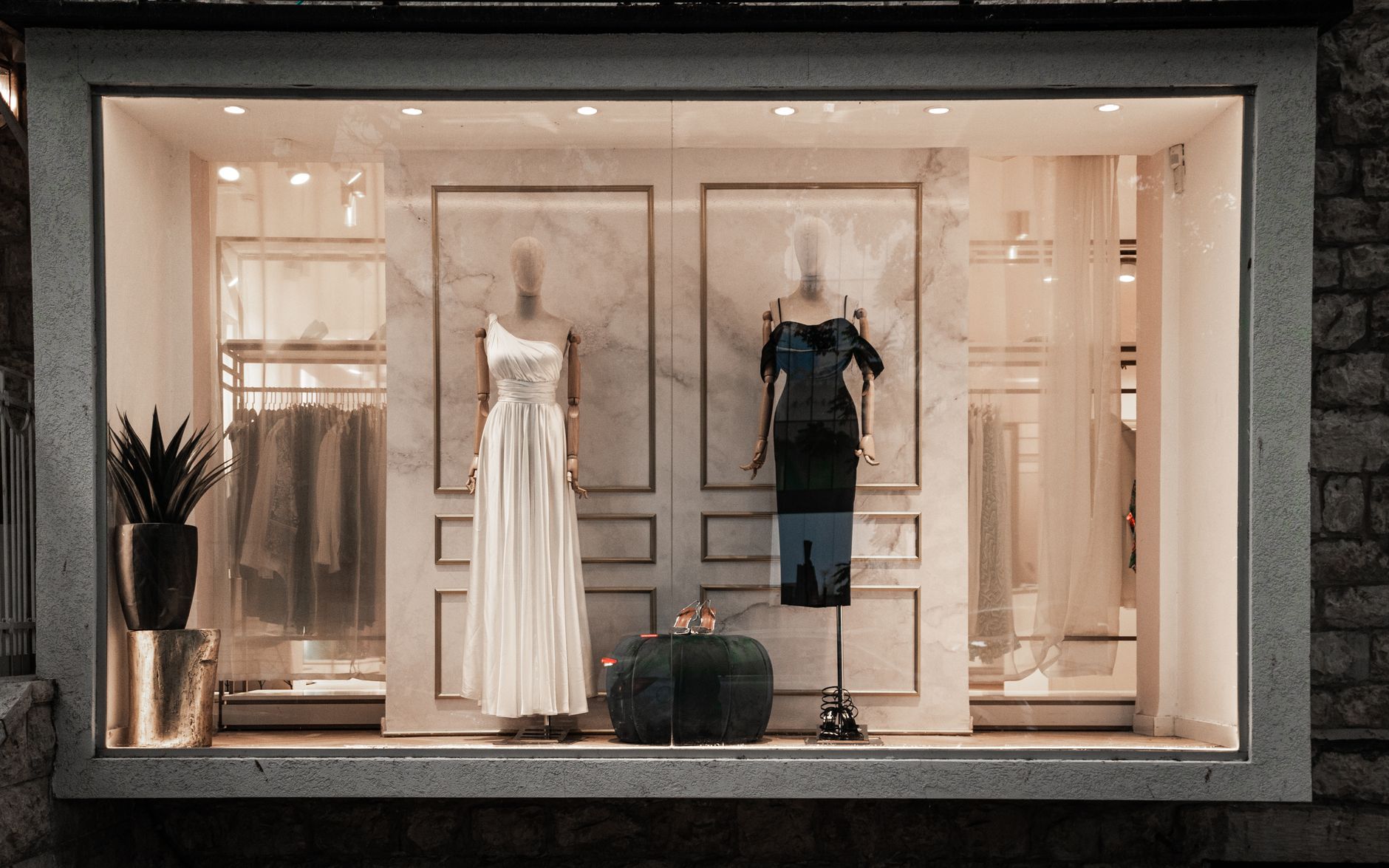 Jak wielkie domy mody wchodzą do salonu: meble sygnowane przez marki haute couture