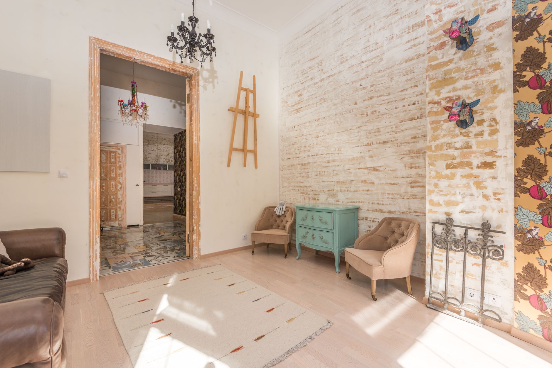 Jasny salon vintage z ceglaną ścianą, retro meblami i kolorowymi żyrandolami