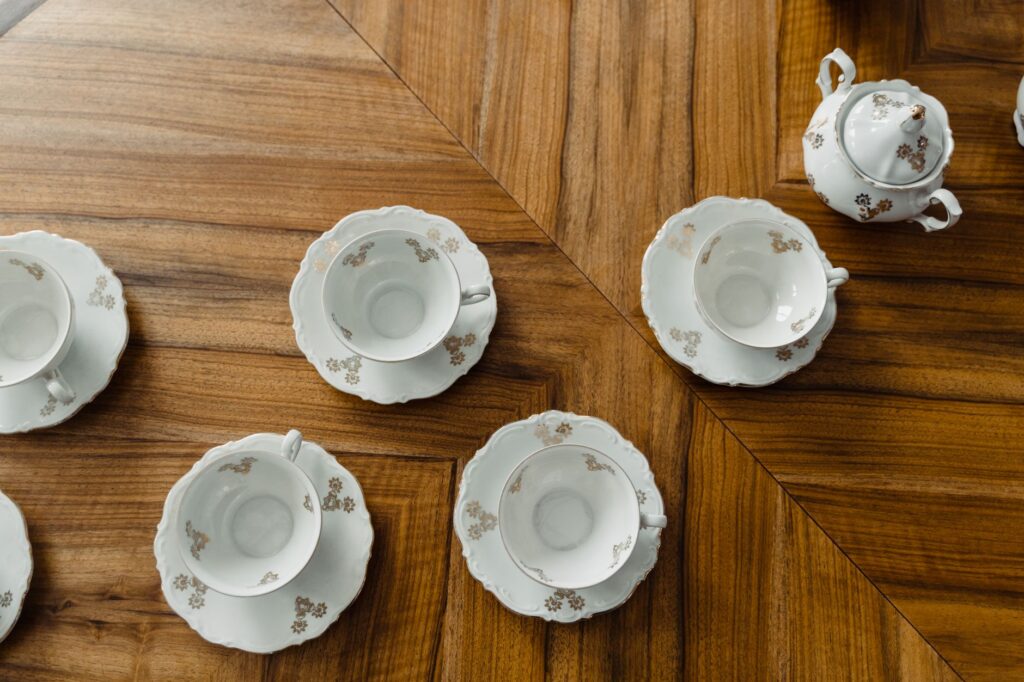 Biały ceramiczny zestaw herbaciany na poler