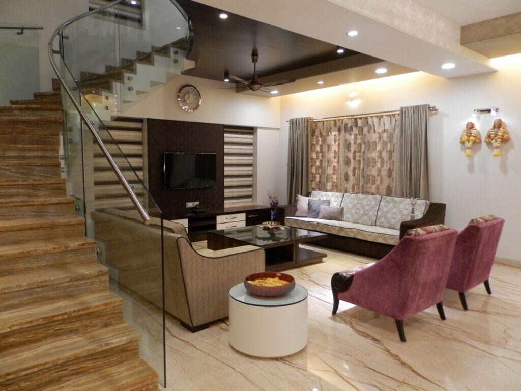 Elegancki salon ze stylowymi meblami i marmurowymi schodami