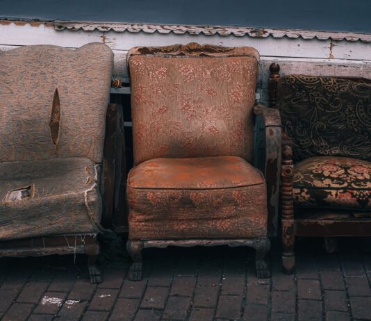 Zniszczona tapicerka w fotelu vintage: wymieniać na nową czy zachować oryginalną patynę? Zniszczona tapicerka w fotelu vintage: wymieniać na nową czy zachować oryginalną patynę?